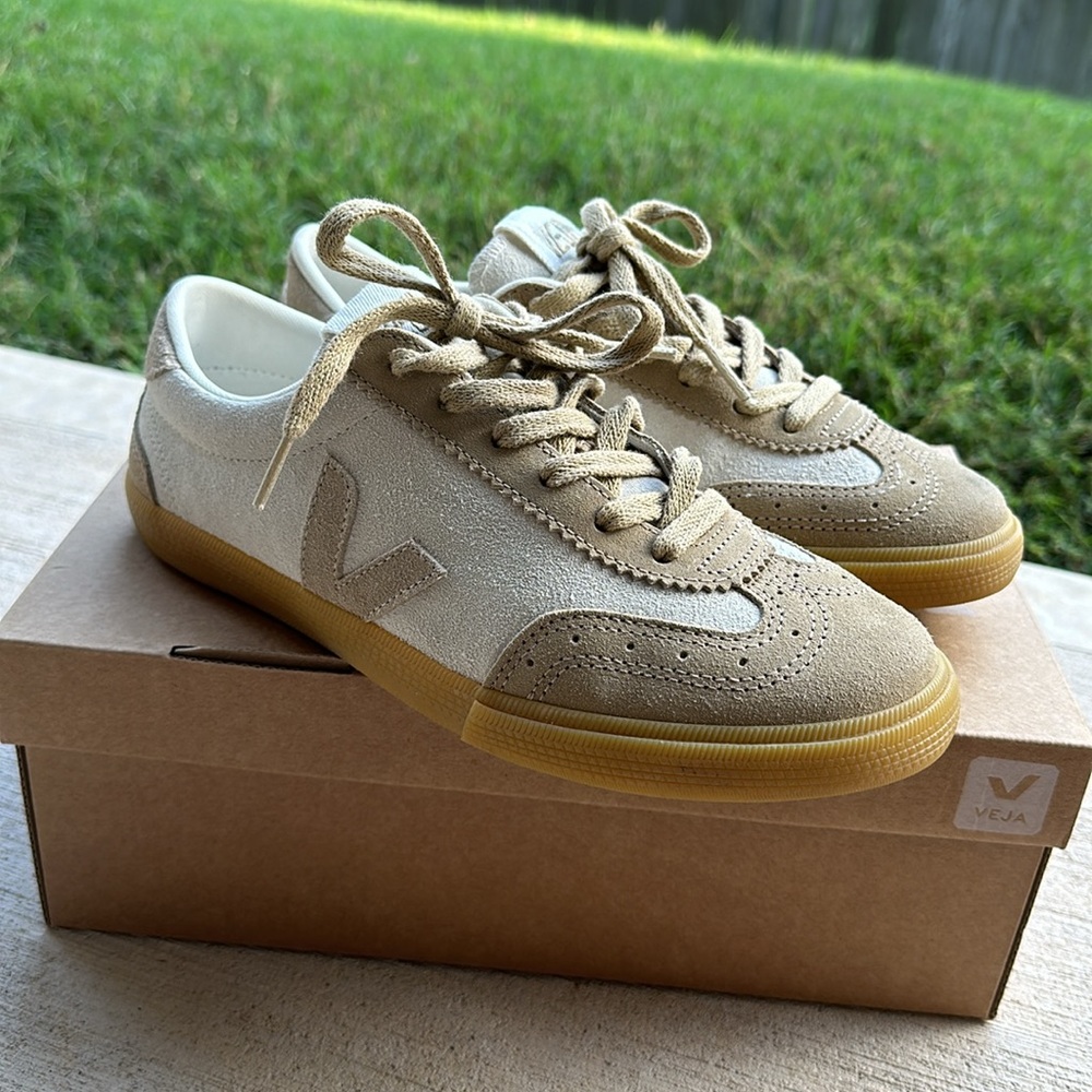 Women’s Veja Volley Sneakers Size 7